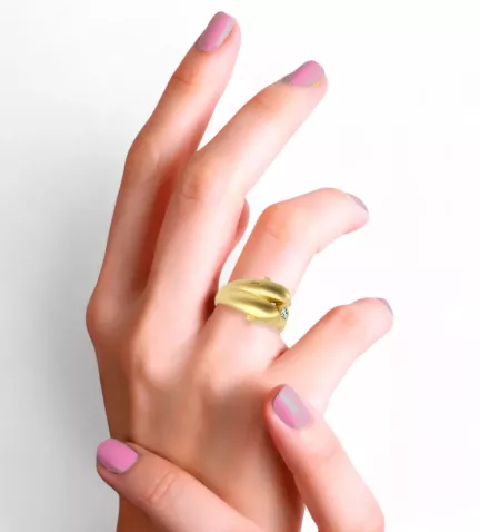 anillo de oro saltobelo vista mano IA