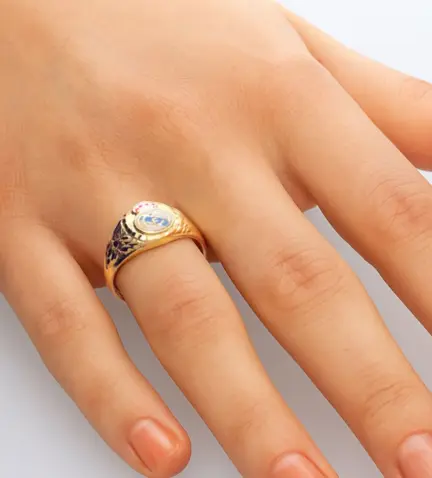 anillo-de-oro-sello-con-escudo-del-real-madrid-esmaltado-033_RMEE RRSS modelo mano