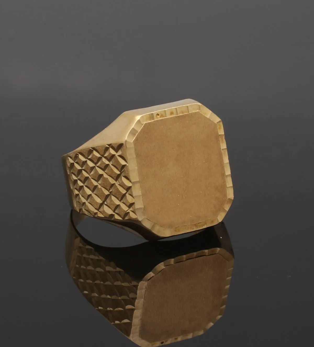 Anillo de oro sello de hombre para grabar 037_027-T anillo de oro sello de hombre para grabar 037_027-T_05 fondo negro sin retoque