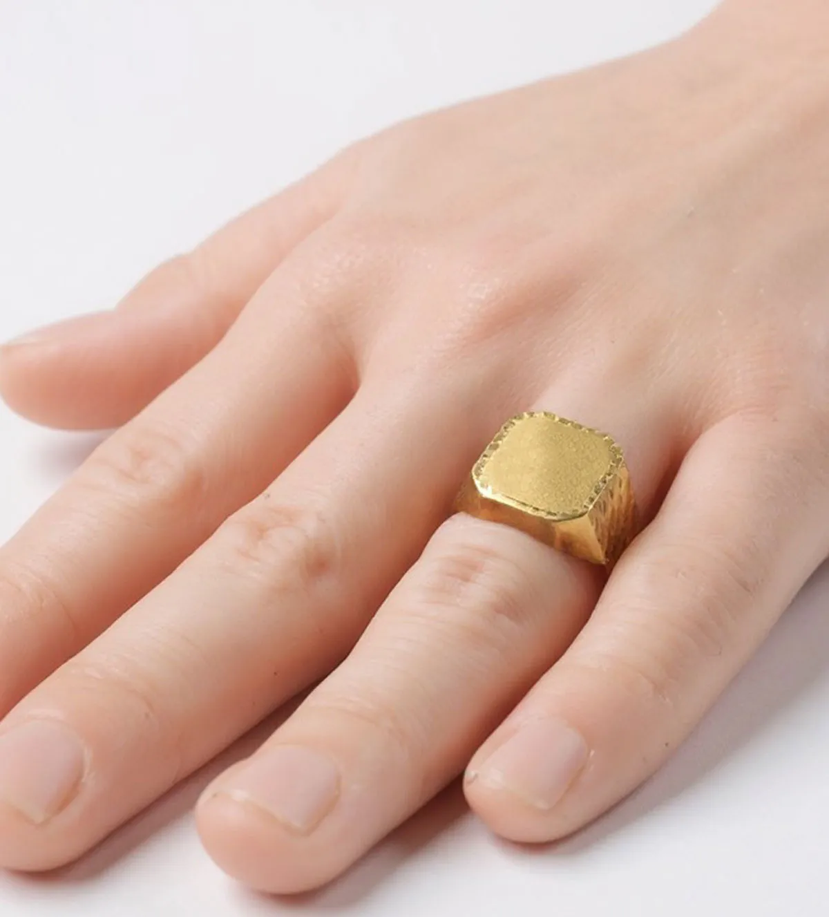 Anillo de oro sello de hombre para grabar 037_027-T anillo de oro sello de hombre para grabar 037_027-T_10 modelo mano