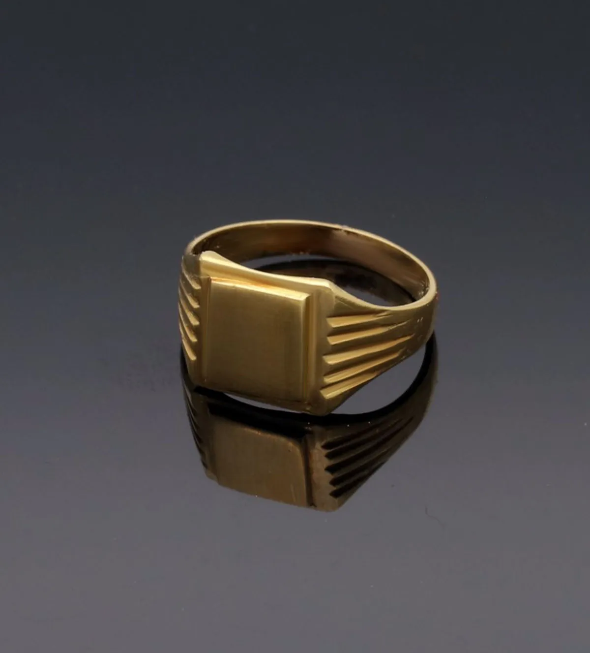 Anillo de oro 18k sello para mujer o niño 131_B-1 anillo de oro sello niño o mujer 131_B-1_05 fondo negro