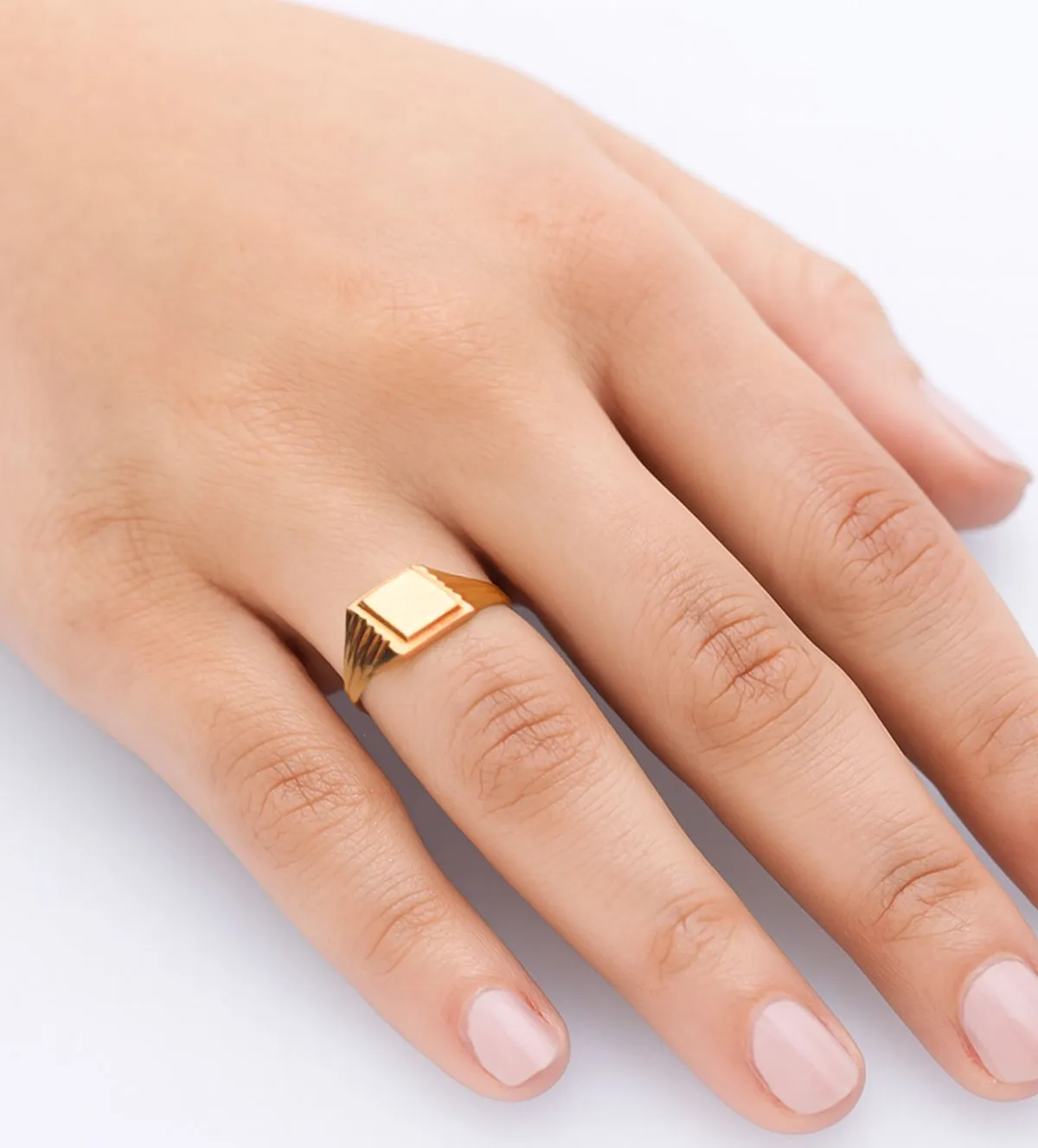 Anillo de oro 18k sello para mujer o niño 131_B-1 anillo de oro sello niño o mujer 131_B-1_10 mano mujer
