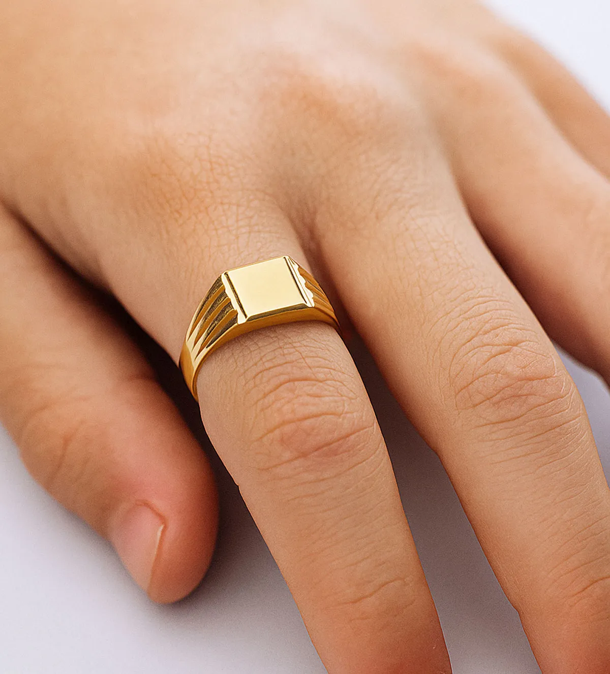 Anillo de oro sello para mujer o niño 002_941-S anillo-de-oro-sello-nino-para-grabar-002_941-S modelo mano