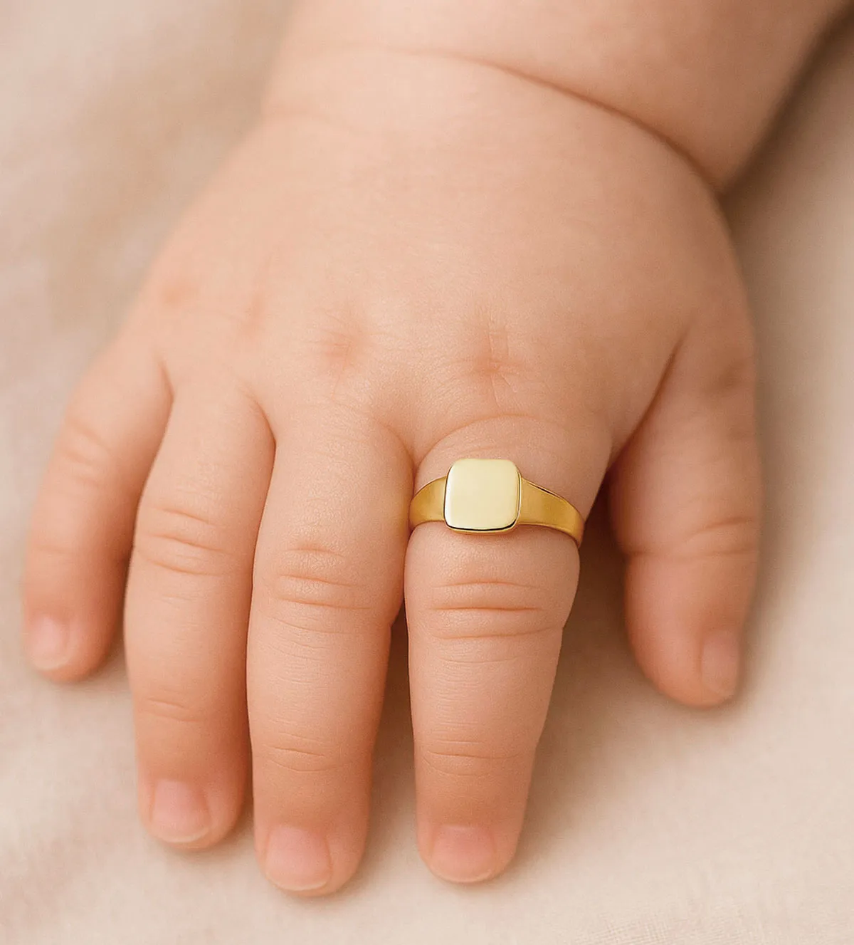 Anillo de oro sello para bebe 131_K anillo-de-oro-sello-para-bebe-131_K modelo mano bebe