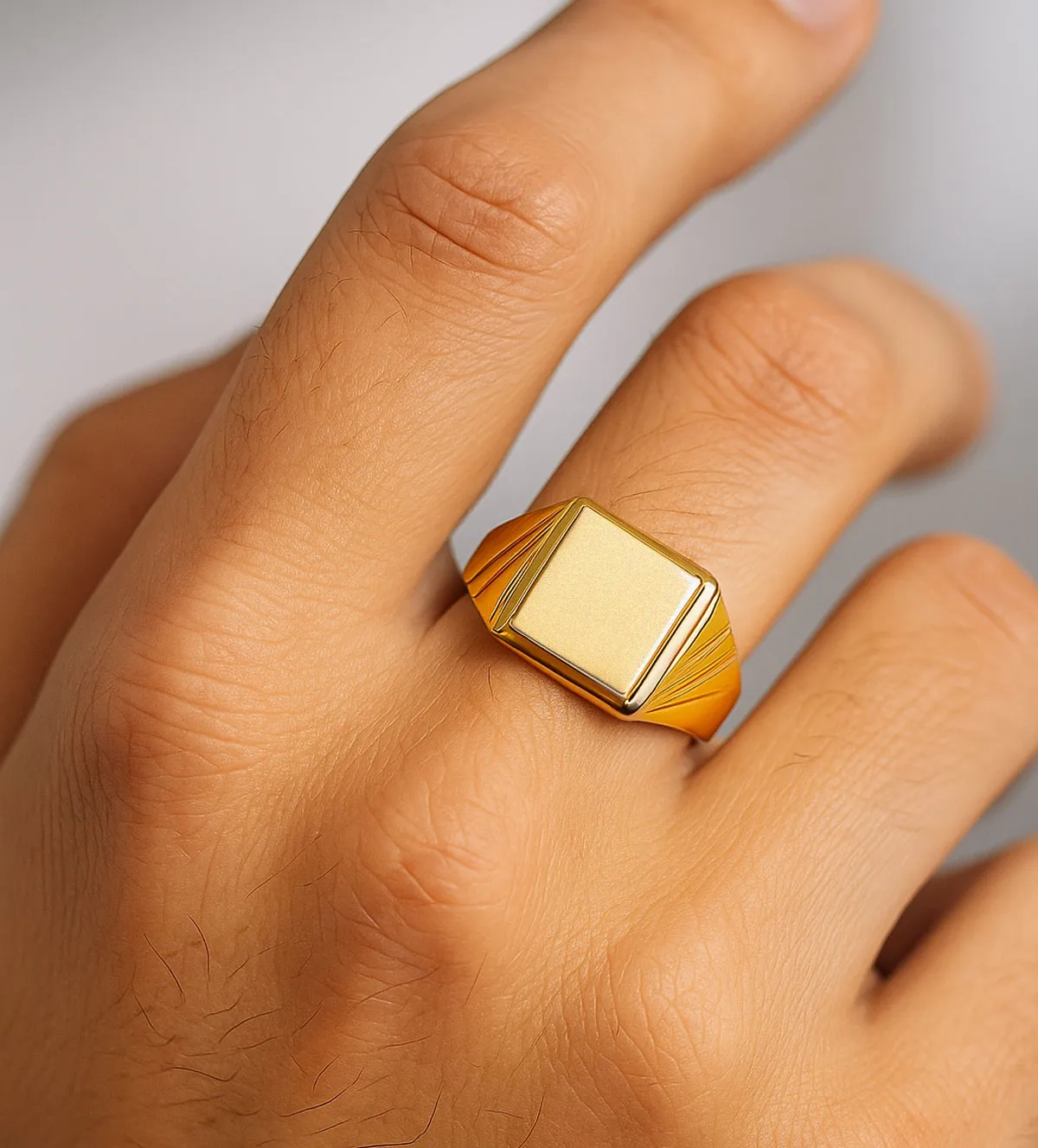 Anillo de oro 18K sello para hombre 081_01788 anillo-de-oro-sello-para-grabar-de-hombre-18-ktes-081_01788 modelo mano