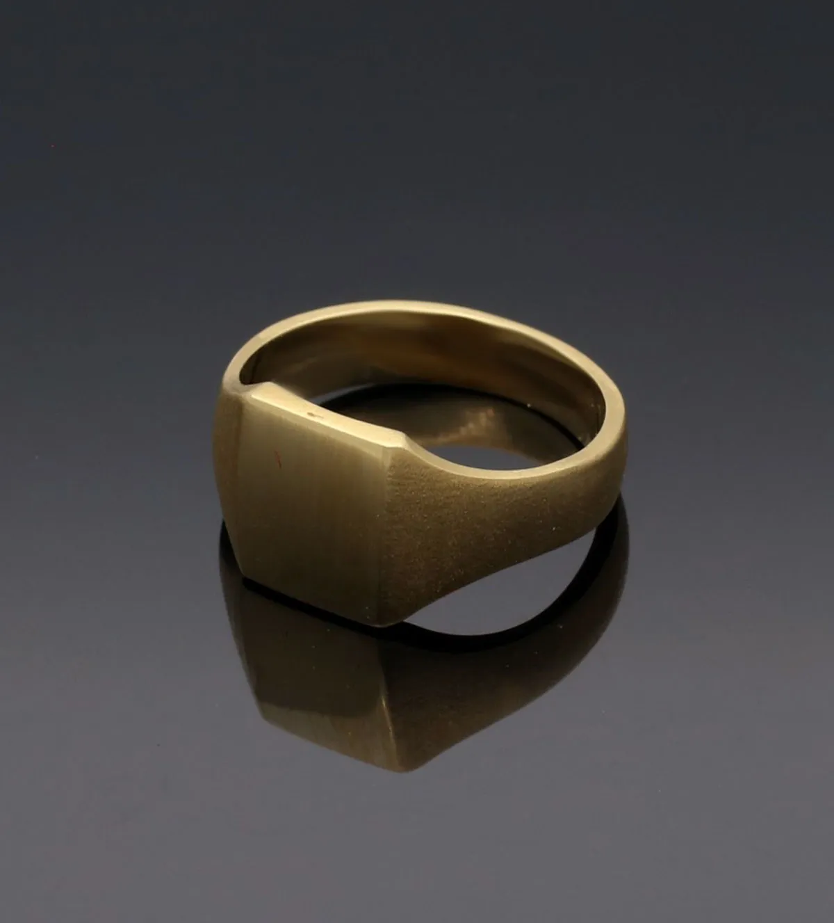 Anillo de oro 18k Sello macizo 083_075 anillo de oro sello para grabar hombre, niño o mujer 083_075_05 fondo negro sin retoque