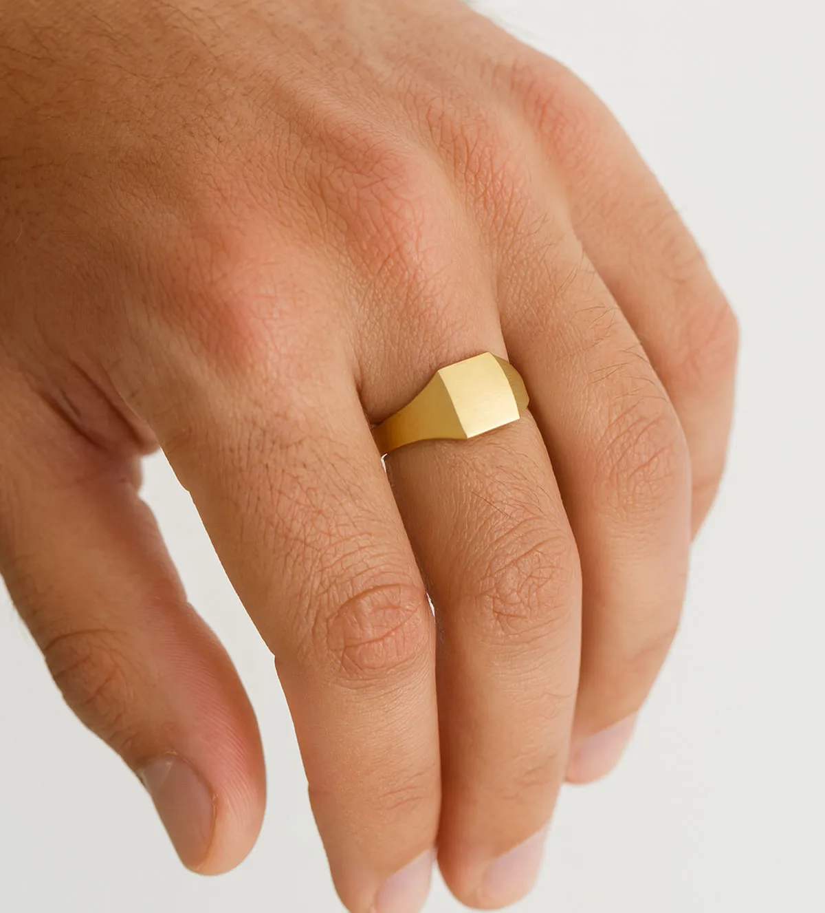 Anillo de oro 18k Sello macizo 083_075 anillo de oro sello para grabar hombre, niño o mujer 083_075_10 modelo mano hombre