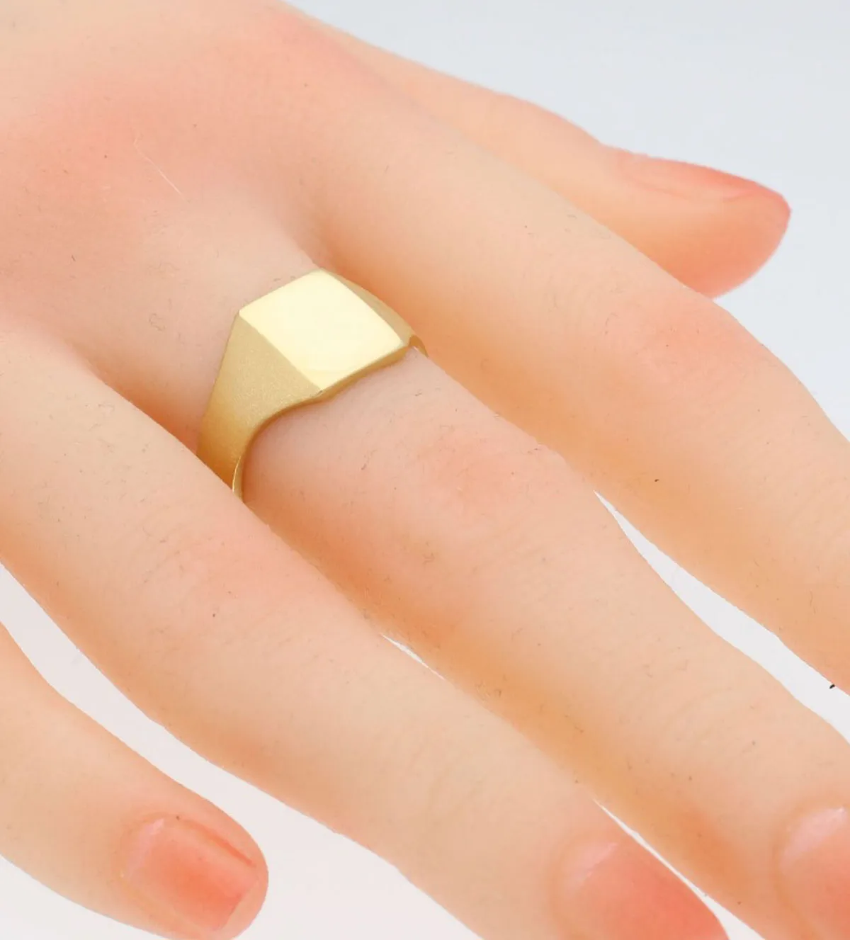 Anillo de oro 18k Sello macizo 083_075 anillo de oro sello para grabar hombre, niño o mujer 083_075_11 modelo mano mujer