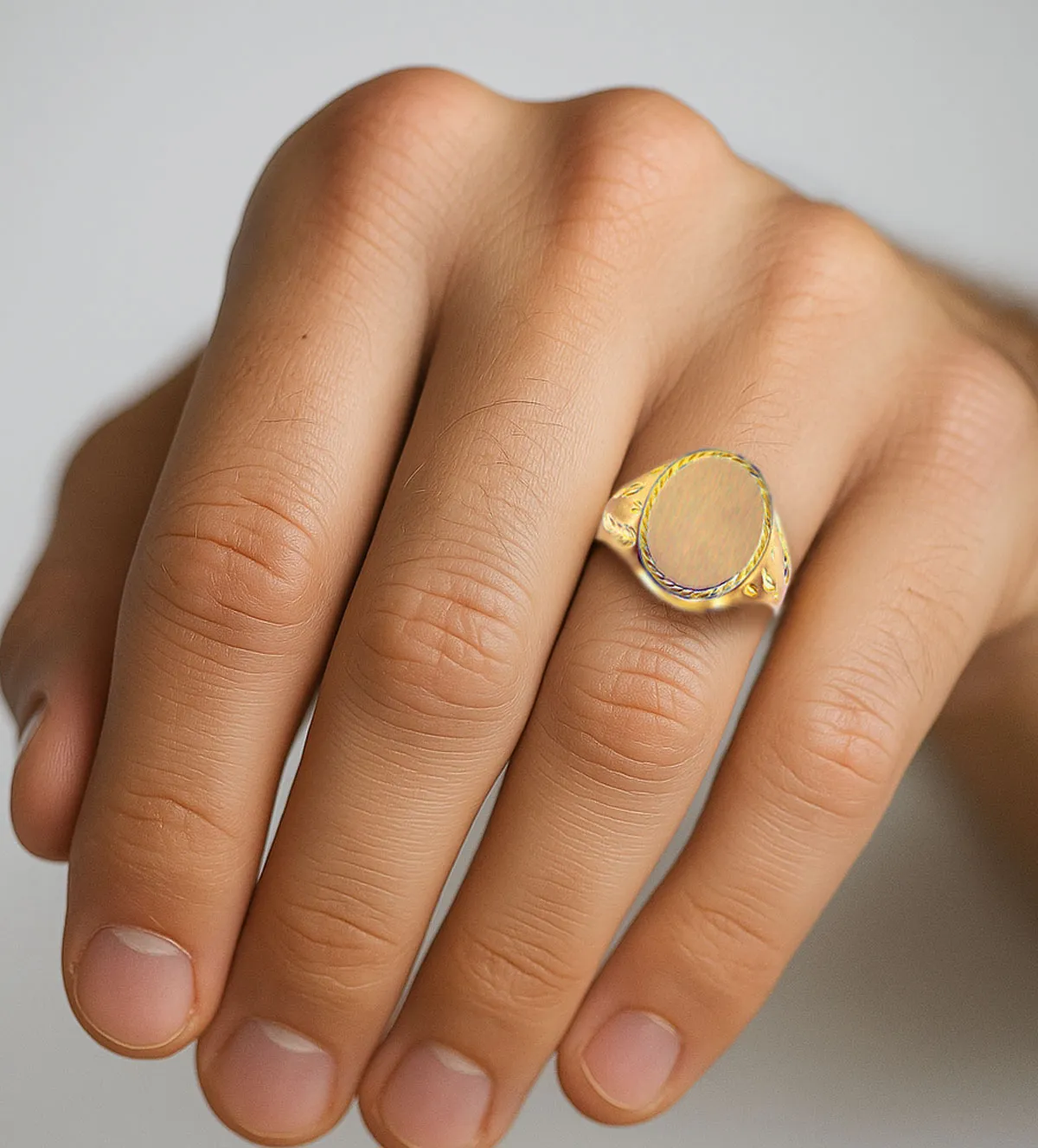 Anillo de oro 18K sello hombre 037_030-T anillo-de-oro-sello-para-hombre-18k-037_030-T modelo mano hombre 2