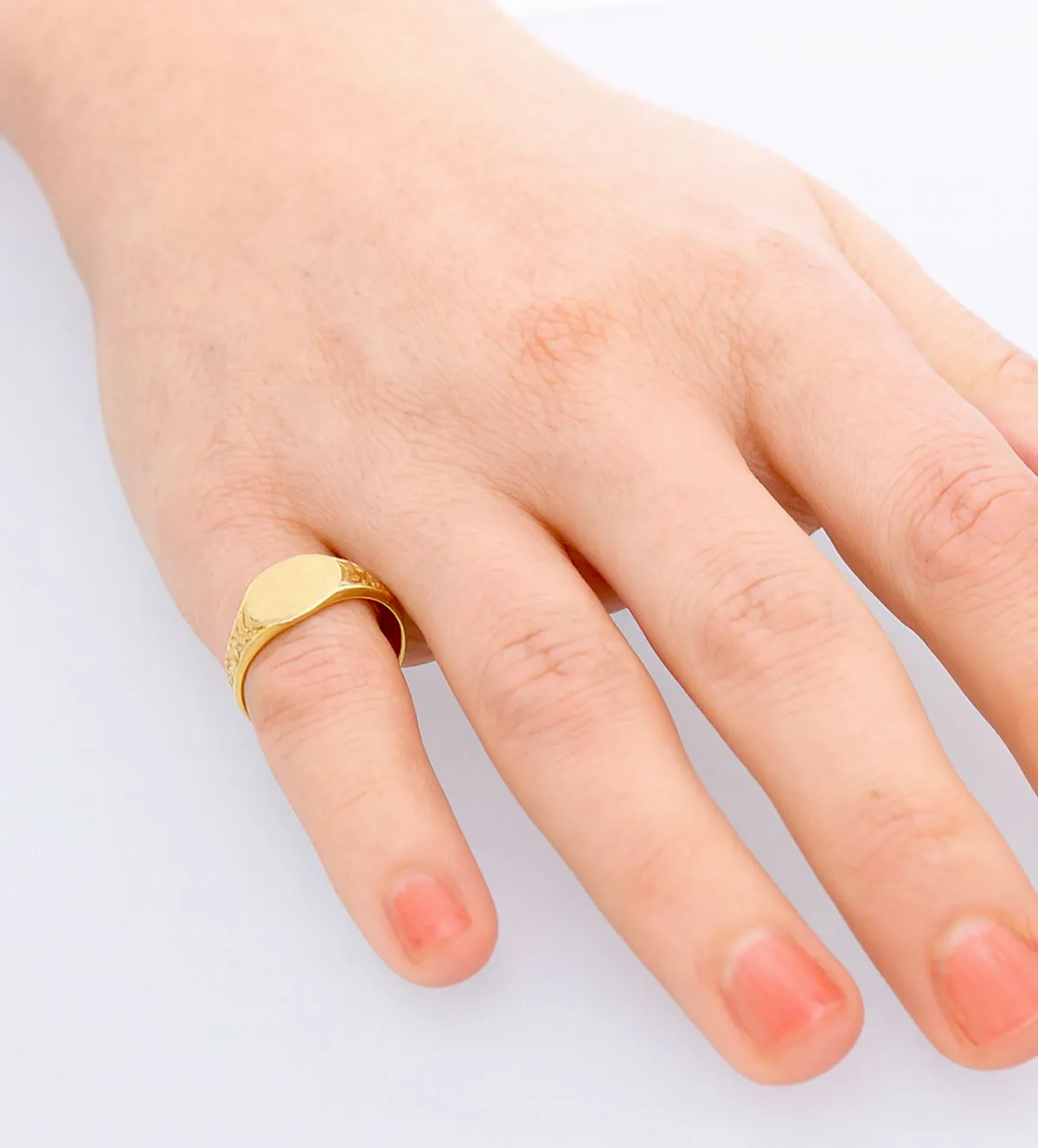 Anillo de oro tipo sello oro 18 ktes 036_S66260 anillo de oro sello para mujer o niño 036_S66260_10 mano mujer