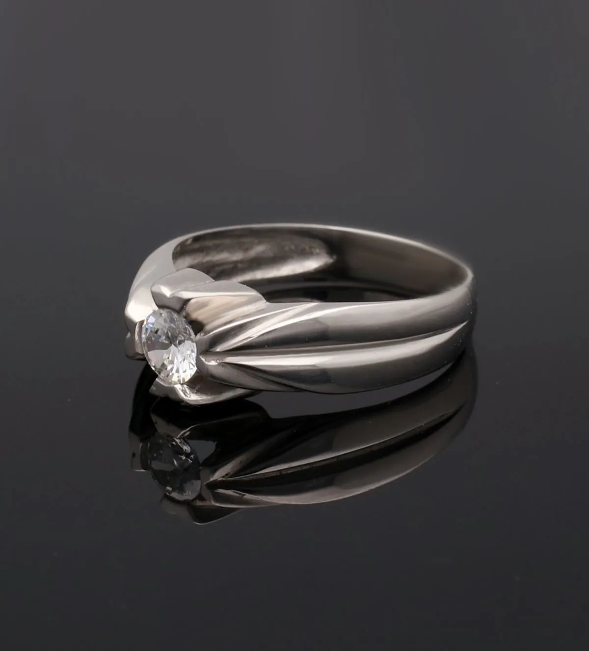 Anillo de oro blanco solitario de hombre 049_0129-07-OB anillo de oro solitario de hombre 049_0129-07-OB_05 fondo negro sin retoque