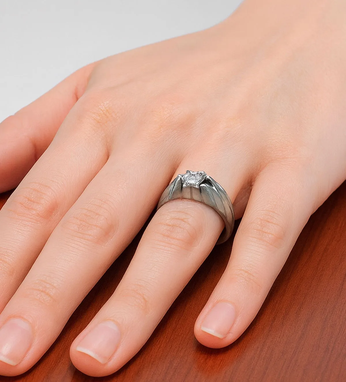 Anillo de oro blanco solitario de hombre 049_0129-07-OB anillo de oro solitario de hombre 049_0129-07-OB_10 mano modelo