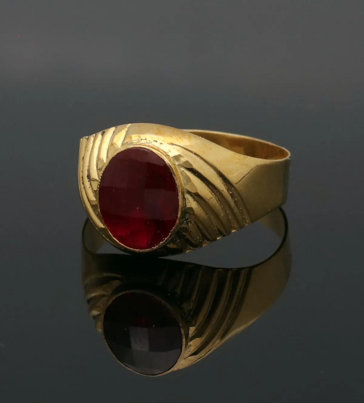 Anillo de oro amarillo para hombre. 002_476-S-R anillo-de-oro-tipo-sello-con-simil-rubi-002_476-S-R toma real sin retoque