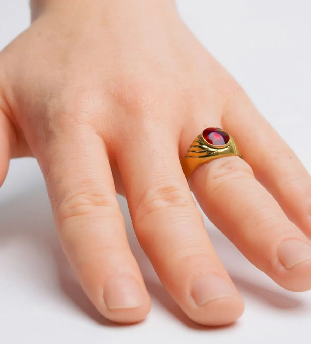 Anillo de oro amarillo para hombre. 002_476-S-R anillo-de-oro-tipo-sello-con-simil-rubi-002_476-S-R modelo mano