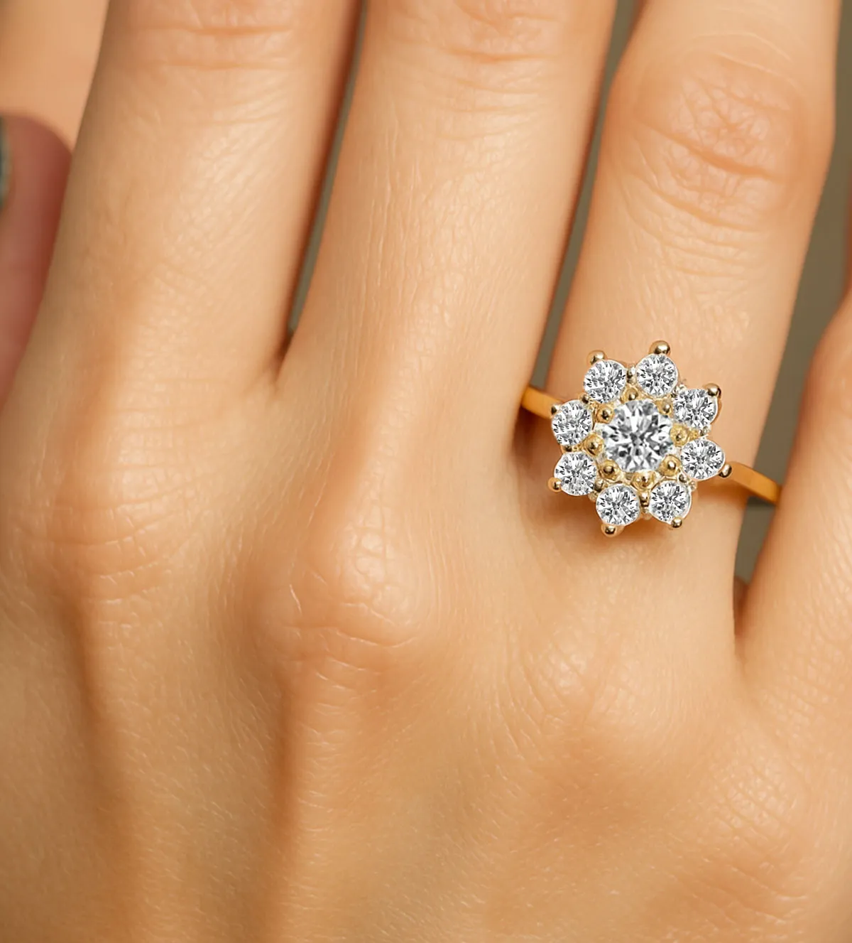 Anillo de oro 18K roseta de circonitas 005_02998-A-C anillo-de-oro-y-circones-005_02998-A-C modelo mano grande