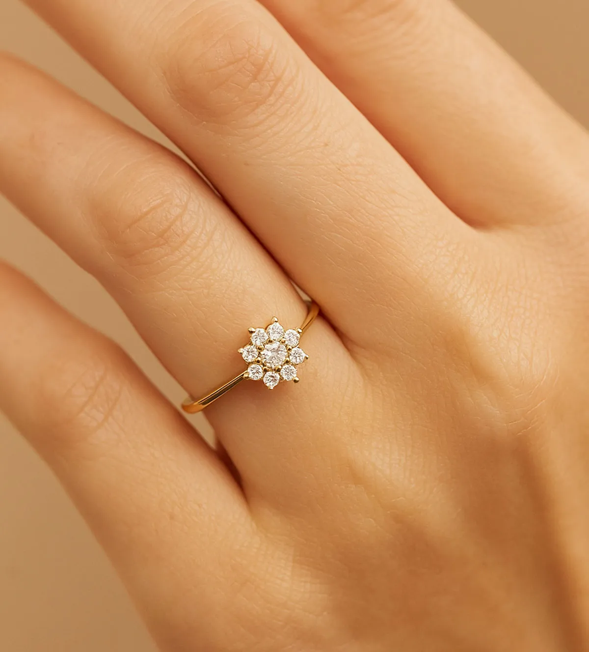 Anillo de oro 18K roseta de circonitas 005_02998-A-C anillo-de-oro-y-circones-005_02998-A-C modelo mano