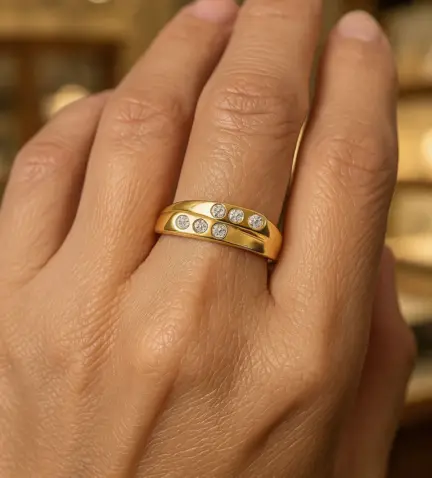 anillo-de-oro-y-circones-brazos-cruzados-139_4154-S toma modelo mano