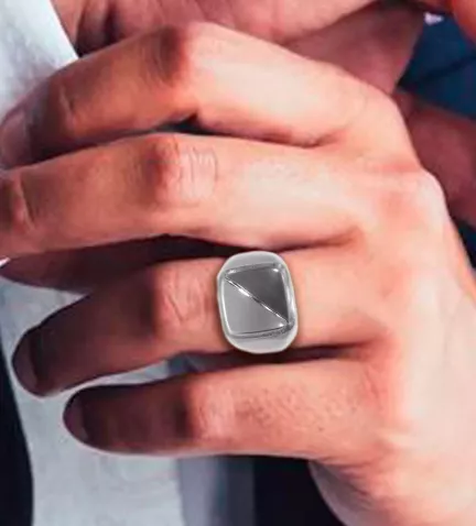 anillo de plata tipo sello para hombre foto en modelo masculino