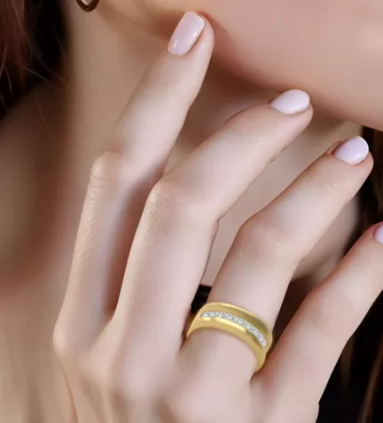 anillo de compromiso oro amarillo 18 ktes con diamantes talla princesa foto mano mujer IA