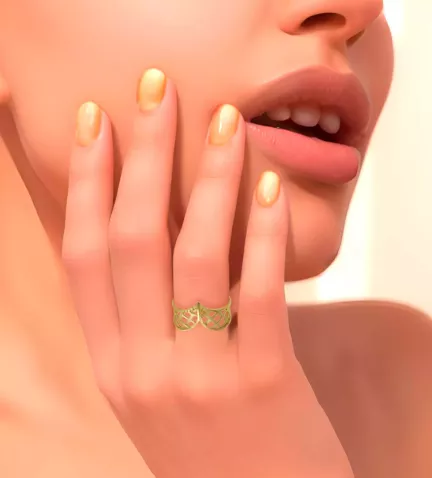 anillo oro amarillo 18 ktes forma de punta cuerpo calado foto en modelo