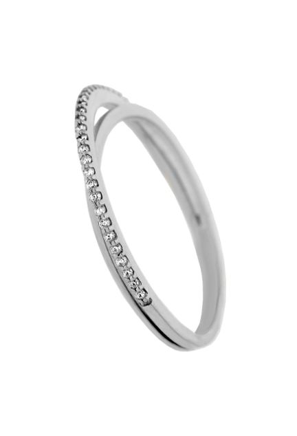 anillo compromiso oro blanco con diamantes dos brazos enlazados uno liso y otro con diamantes engastados en garras compartidas vista lateral