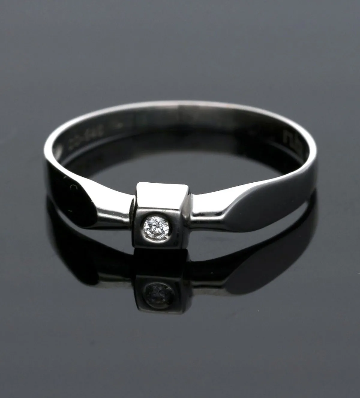 Anillo de oro blanco y brillante, diseño singular anillo_compromiso_solitario_oro_y_diamante_065_0000787-00_03