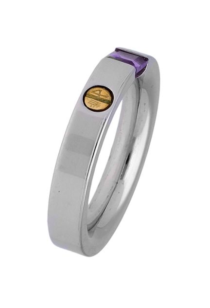 anillo de acero con logo en oro amarillo 18k y amatista talla princesa vista oblicua 142_0532-1-AMATISTA_01