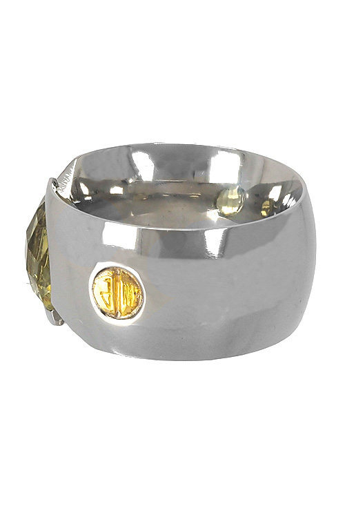 anillo de acero con olivina y detalle de oro amarillo 18 kilates precio especial muy barato joyeria online foto tumbada con logo 142_0545-1_02