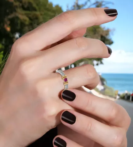 anillo de oro y acero con rubi fino foto modelo