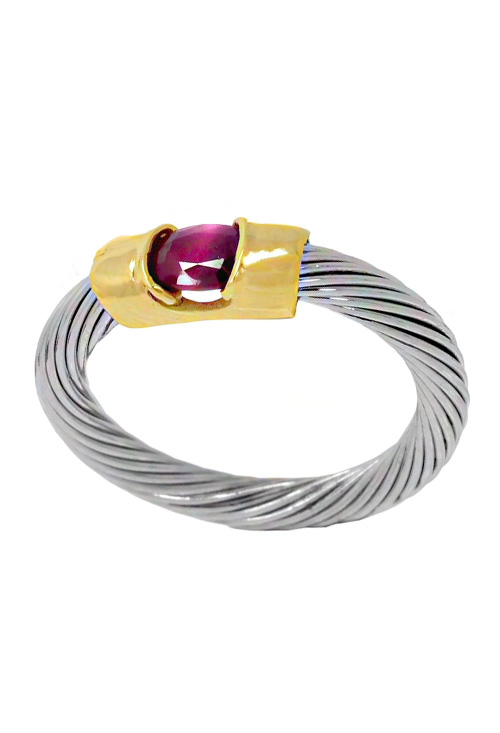 Anillos mixtos oro y plata: 5 razones con poder para lucirlos en el entretiempo Anillo de acero y oro con rubí. 142_0291-1R