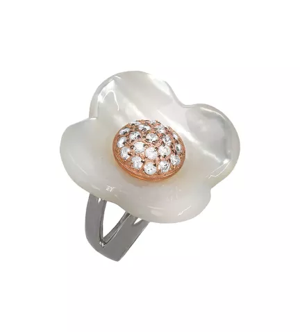 anillo de plata trebol de nacar toma oblicua