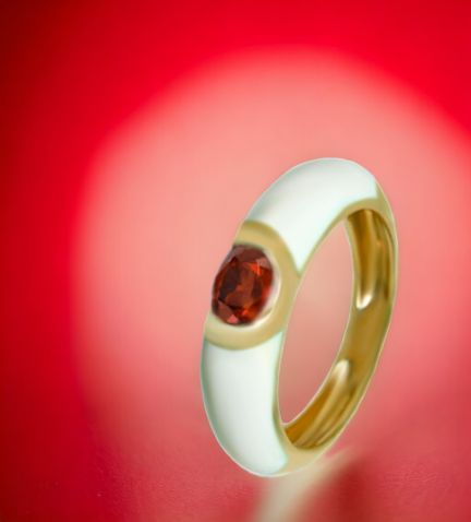 anillo oro 18 ktes esmaltado en blanco con rubí fino precio especial muy barato 111_4371 toma para redes sociales