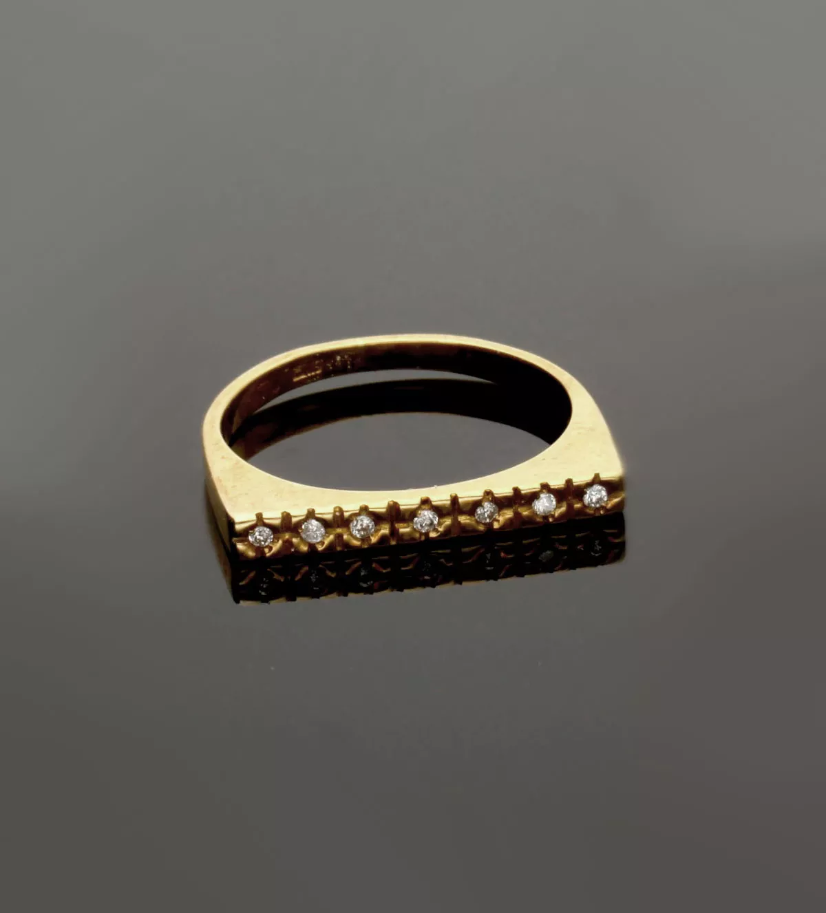 Anillo de oro amarillo y diamantes "Rehegua" anillo de oro y brillante rehegua foto sin retoque