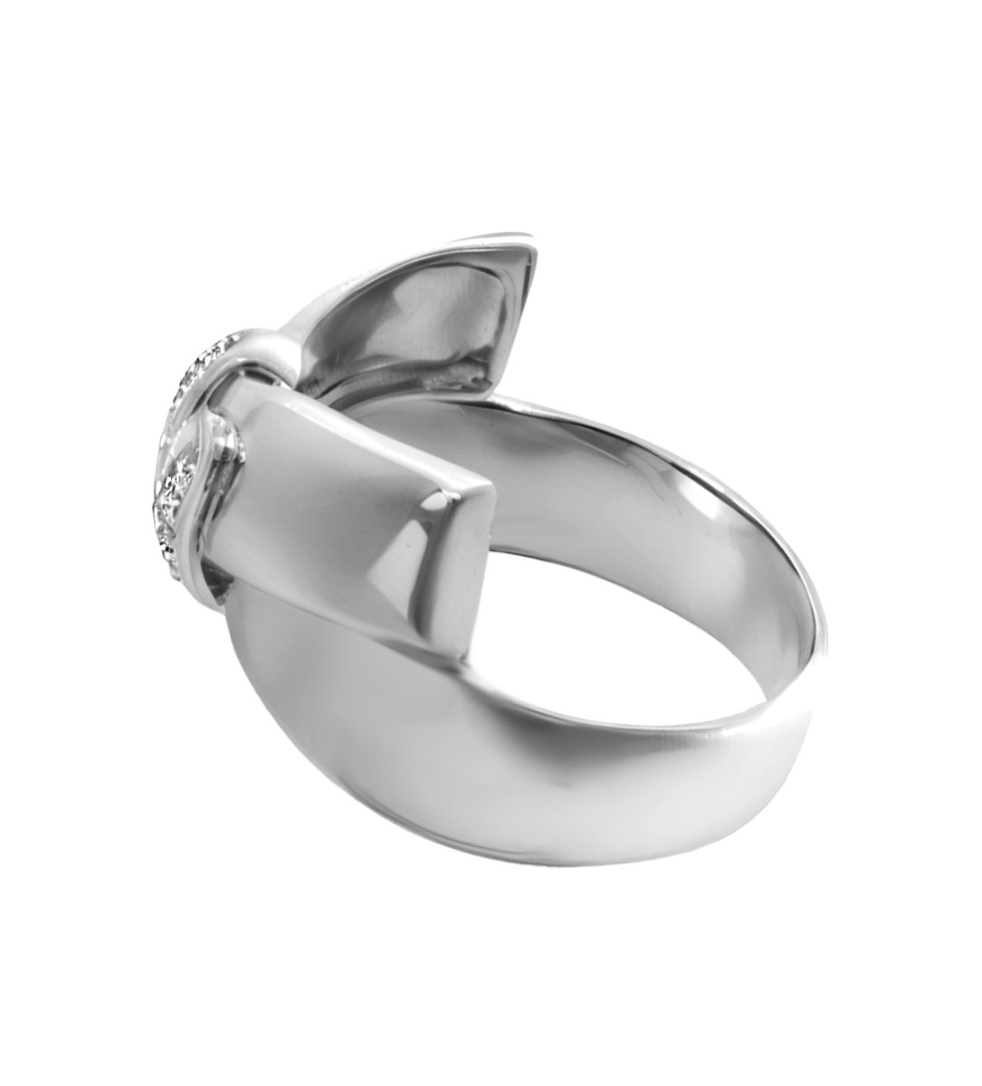 anillo de oro blanco 18 ktes con brillantes forma de lazo toma tumbada
