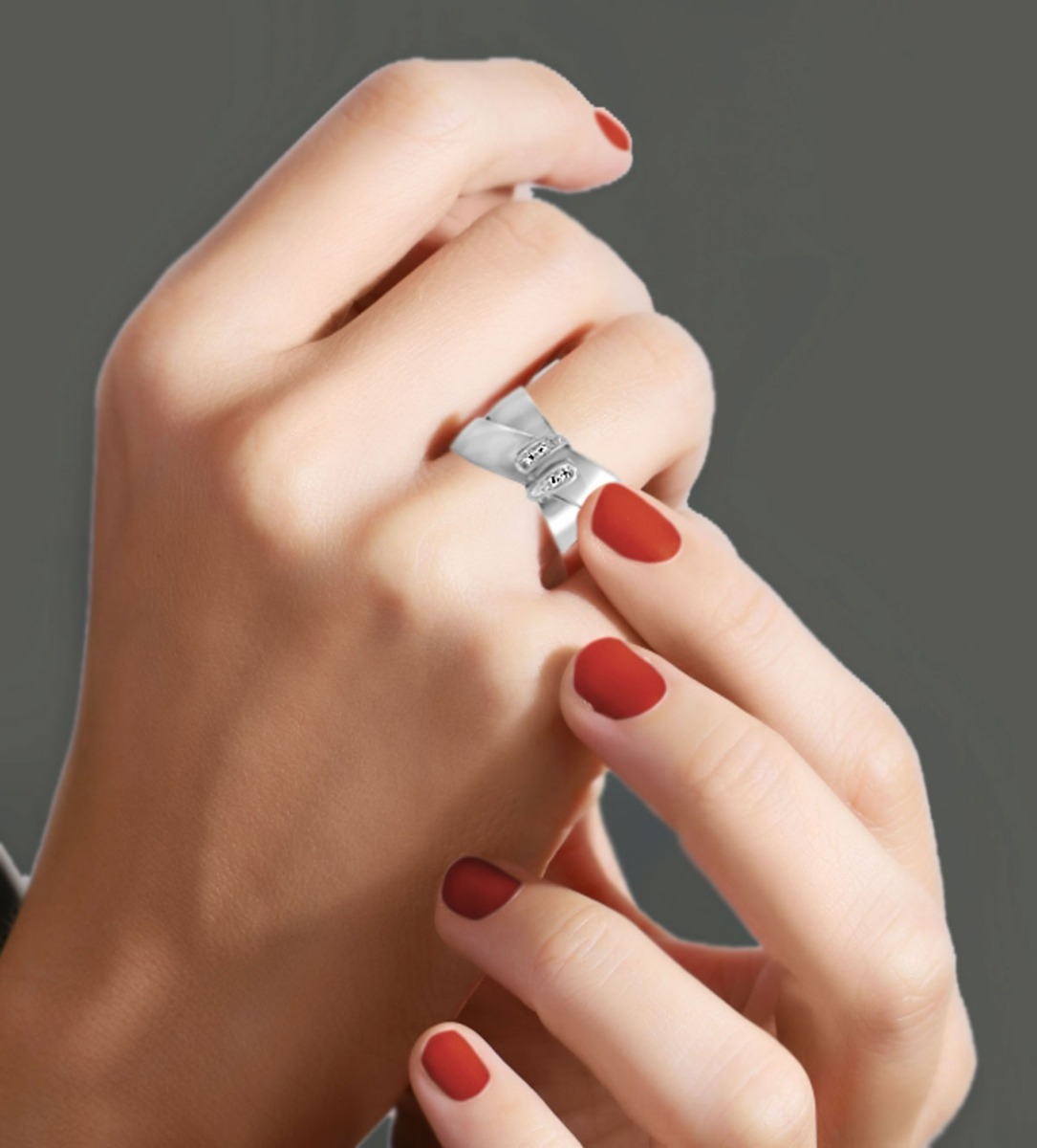 anillo de oro blanco 18 ktes con brillantes forma de lazo toma modelo femenino