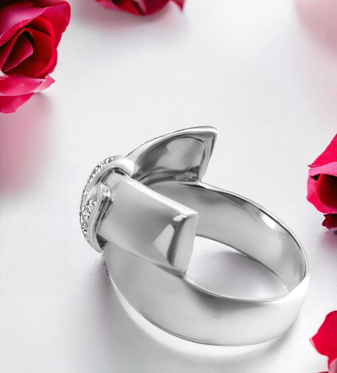 anillo de oro blanco 18 ktes con brillantes forma de lazo toma redes sociales