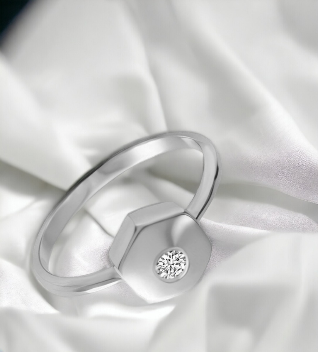 Anillo de compromiso oro blanco y diamante. 192_Z0192-OB anillo oro blanco 18 kilates con diamante chaton hexagonal foto RRSS 192_Z0192-OB_03