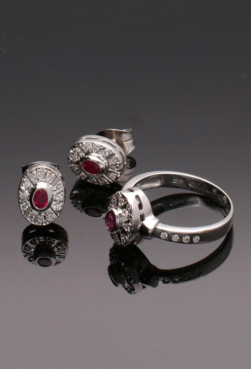 anillo oro blanco con brillantes y rubi fino toma con pendientes a juego
