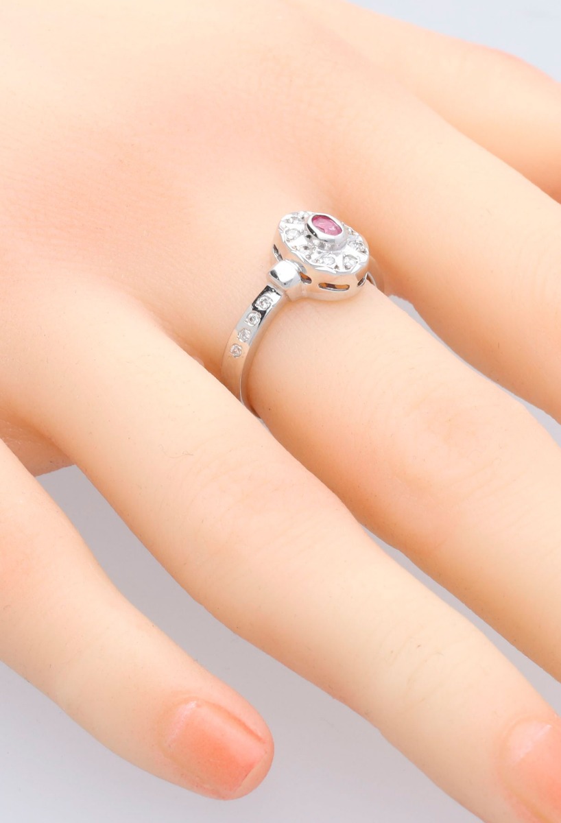 anillo oro blanco con brillantes y rubi fino toma en modelo mano