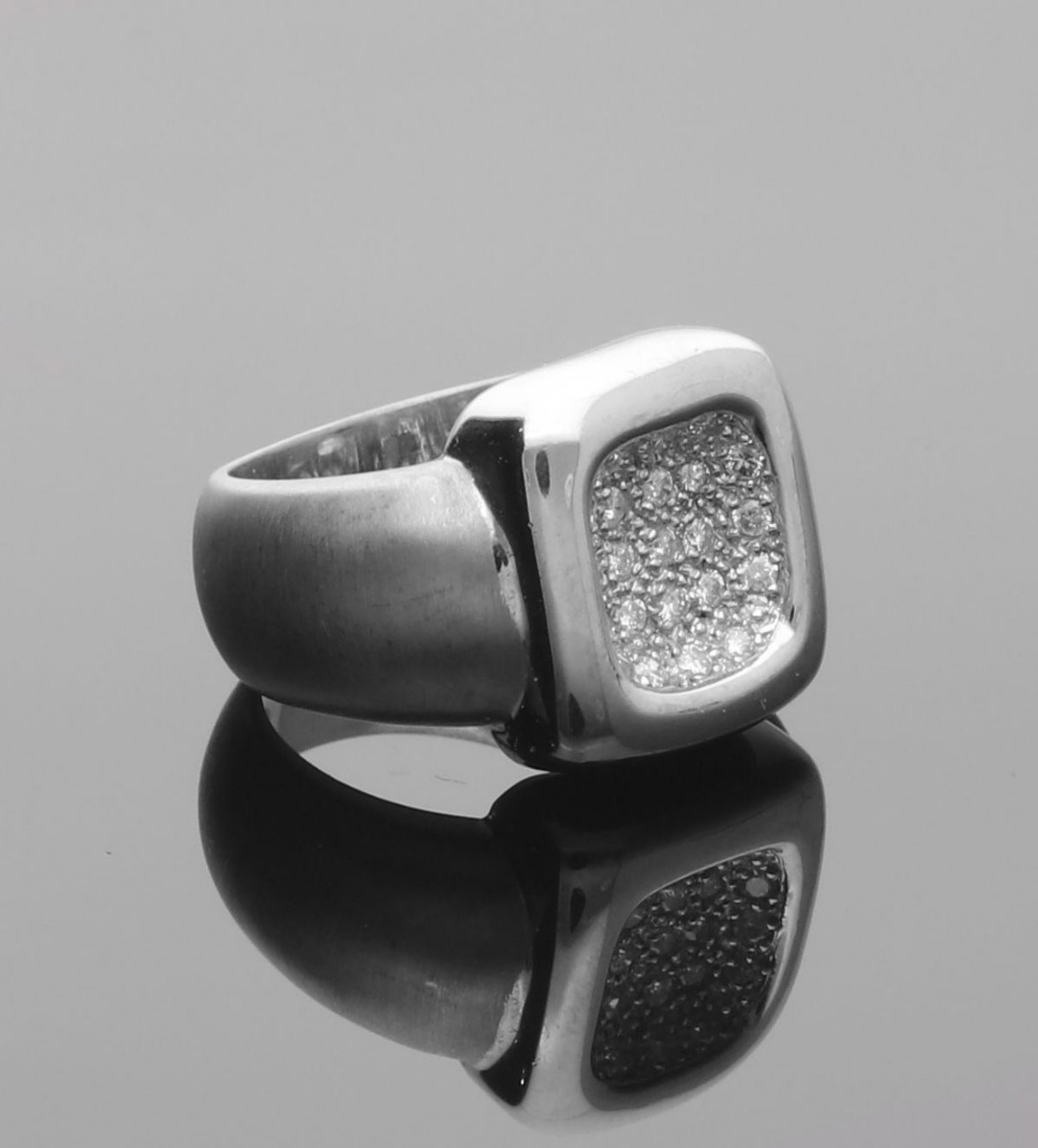 Sortija de oro blanco 18 ktes con diamantes. 111_4865 anillo de oro blanco 18 kilates con diamantes talla brillante vista modelo real sin retoques 111_4865_M