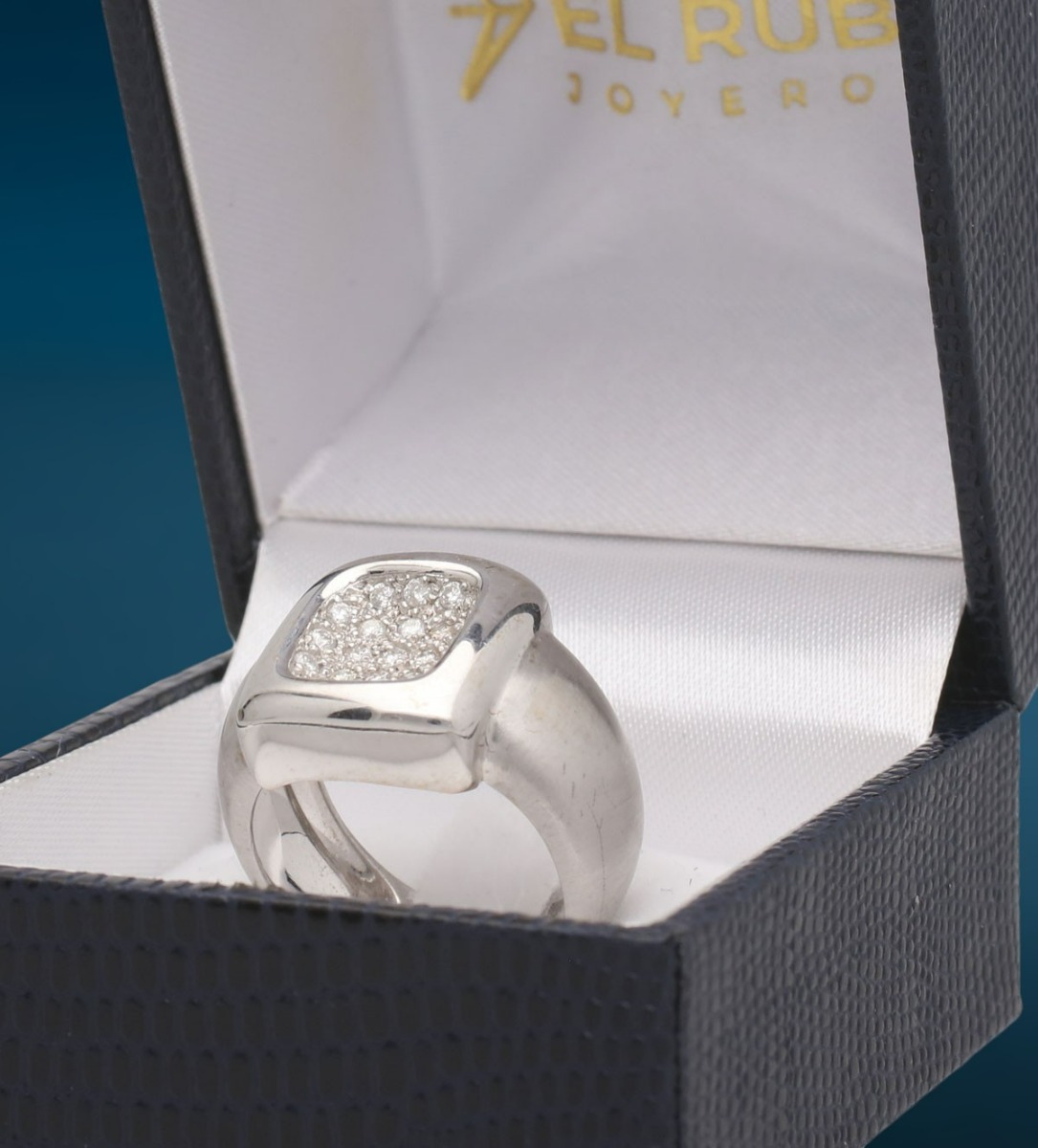 Sortija de oro blanco 18 ktes con diamantes. 111_4865 anillo de oro blanco 18 kilates con diamantes talla brillante vista modelo real estuchado 111_4865_M