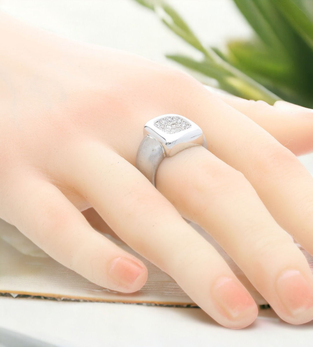 Sortija de oro blanco 18 ktes con diamantes. 111_4865 anillo de oro blanco 18 kilates con diamantes talla brillante vista modelo mano 111_4865_M