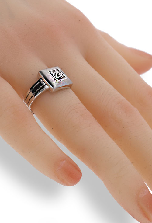 Anillo de compromiso oro blanco con diamantes 133_3855-S anillo oro blanco y diamantes motivo cuadrado fotografia para web el rubi joyeros foto mano maniqui