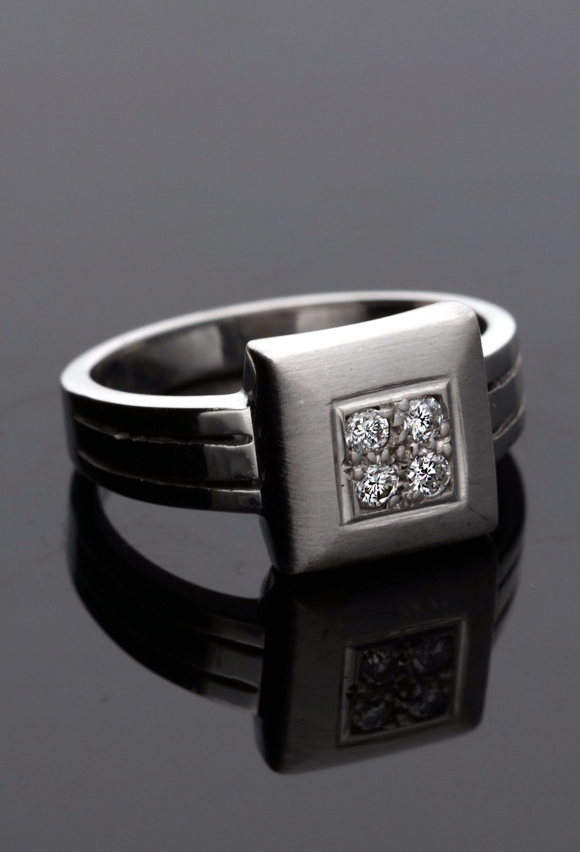 Anillo de compromiso oro blanco con diamantes 133_3855-S anillo oro blanco y diamantes motivo cuadrado fotografia para web el rubi joyeros foto sin recortar fondo negro