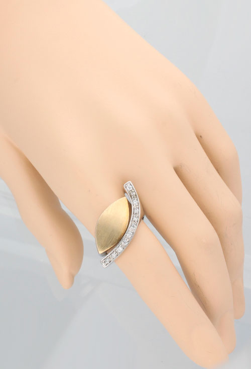 Anillo mujer plata bicolor oportunidad outlet 132_71144-SB anillo plata bicolor y circonitas modelo de diseño alta joyeria foto para web toma modelo mano 132_71144-SB_03
