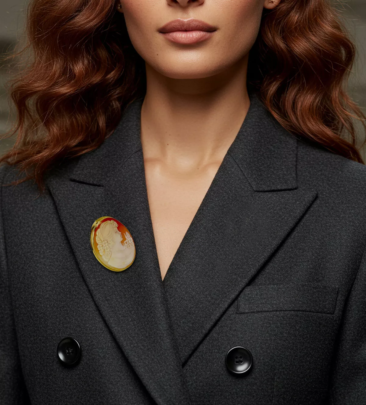 Broche de oro para solapa Camafeo Signora broche de oro para solapa signora vista en modelo IA