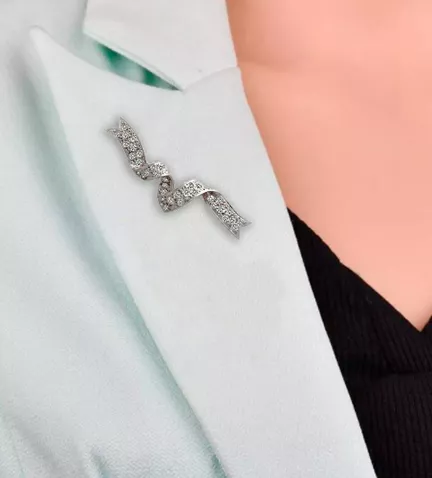 broche de plata para solapa Pave Real toma con medidas toma modelo