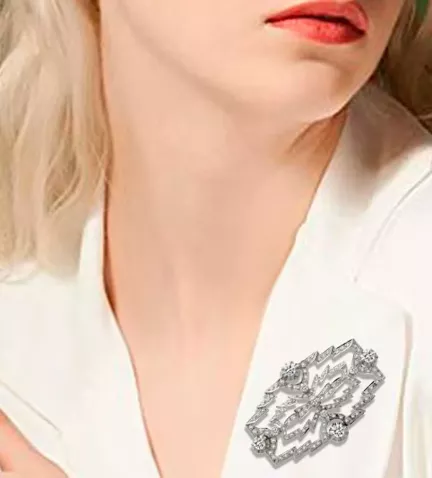 broche de plata para solapa Isabel modelo mujer