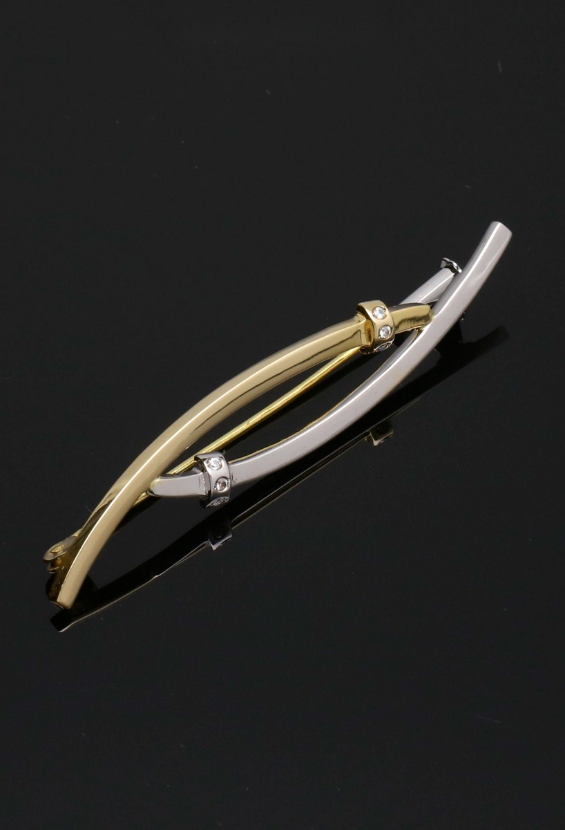 Broche solapa de mujer oro bicolor 18 ktes. 120_062 broche solapa oro bicolor 18 kilates con circonitas vista fondo negro 120_062