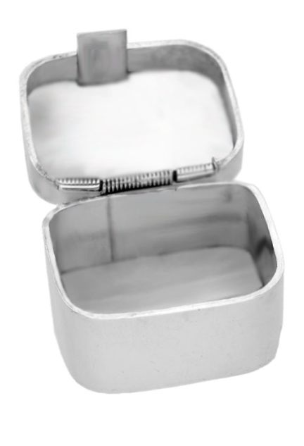 caja de plata para utilizar como pastillero foto para parrilla web toma abierta
